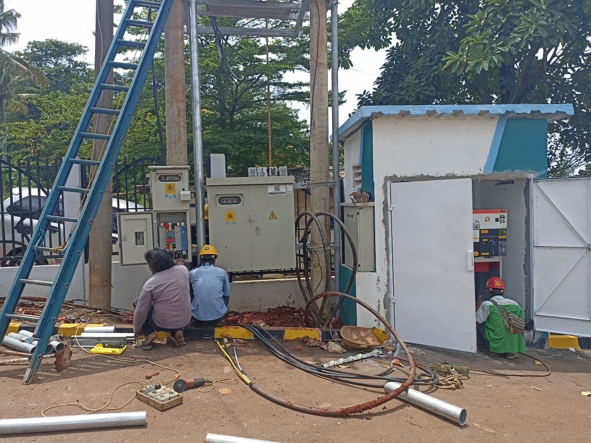Tim PT Ponco Munaro Utama memasang gardu trafo dan panel listrik